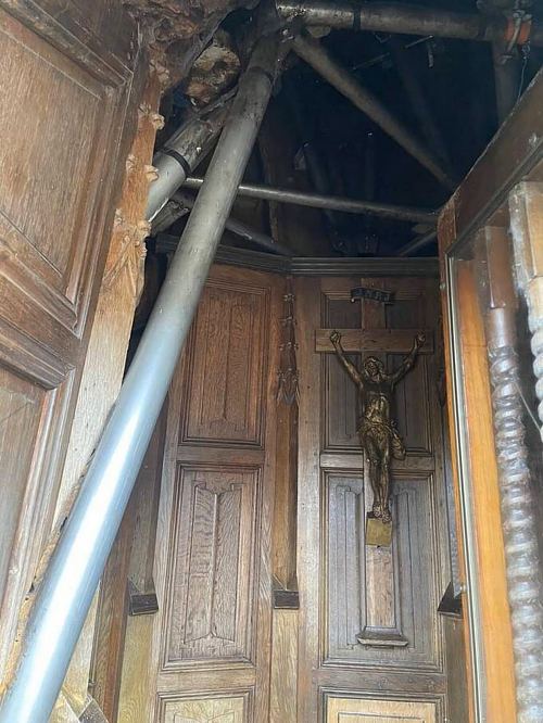 À l'intérieur du tronc du chêne millénaire d'Allouville-Bellefosse, on trouve deux chapelles