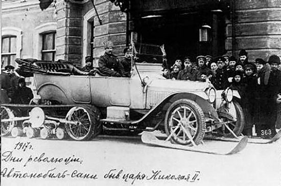 Les premières réalisations d'Adolphe Kégresse ont été faites sur les véhicules du garage impérial de Nicolas II. Les chenilles ont d'abord été réalisées en cuir ou en corde