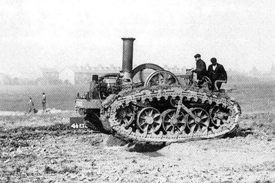 Le premier tracteur agricole à vapeur construit par Benjamin Holt avec des chenilles de son invention