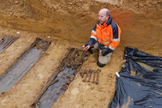 À Spincourt, une fosse collective contenant environ 65 soldats a notamment été mise au jour. Le responsable de la fouille devant un ossuaire contenant 4 ou 5 défunts