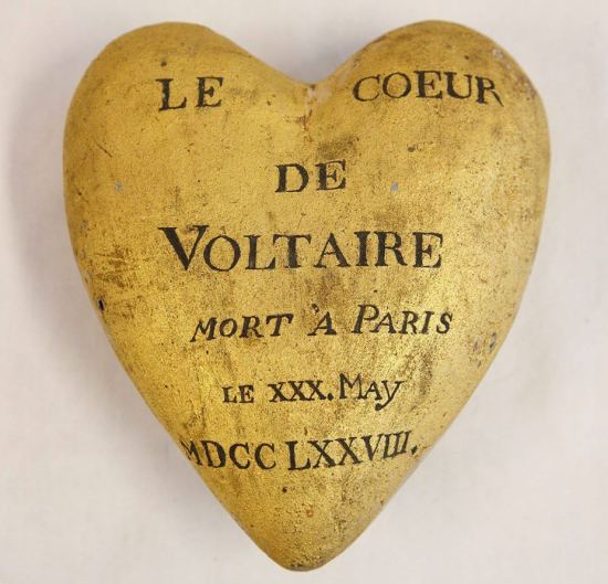 Coffret en métal doré contenant le coeur de Voltaire et placé dans le socle du plâtre original de la statue de Houdon