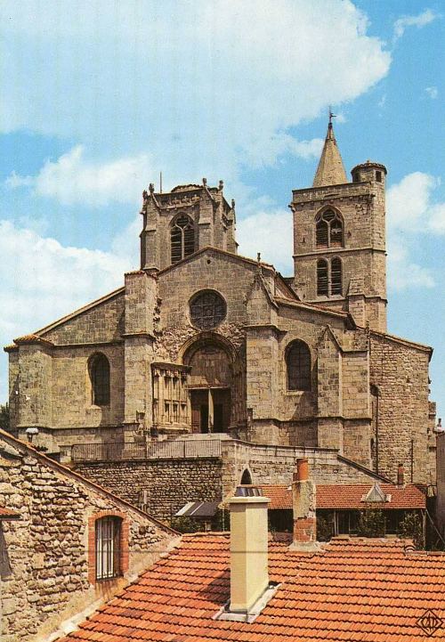 Façade de la collégiale de Saint-Bonnet-le Château (Loire)