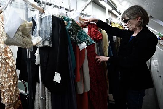 Sylvie Lombart, directrice des services de l'habillement de la Comédie-Française, manipulant les costumes