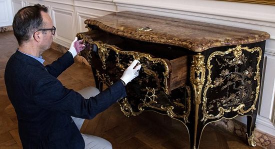 Le directeur du Musée National du château de Versailles, Laurent Salomé, inspecte la magnifique commode du XVIIIe siècle que vient d'acquérir le Musée pour 4 millions d'euros Le directeur du Musée National du château de Versailles, Laurent Salomé, inspecte la magnifique commode du XVIIIe siècle que vient d'acquérir le Musée pour 4 millions d'euros
