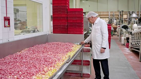 Gilles Duault perpétue un savoir-faire rare, celui de concevoir des bonbons de manière artisanale