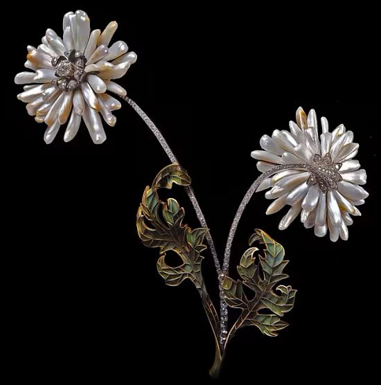 Exposition Paris, Capitale de la Perle à l'École des arts joailliers à Paris : devant de corsage, 1905, Henri Vever, collection Faerber