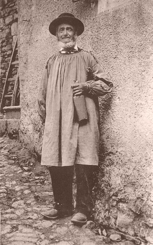Vieux paysan aveyronnais en costume de travail