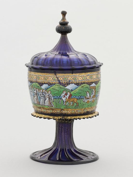 Coupe couverte sur pied : Le Triomphe de la Chasteté. Verre bleu, émaux polychromes, or, Venise, fin du XVe siècle