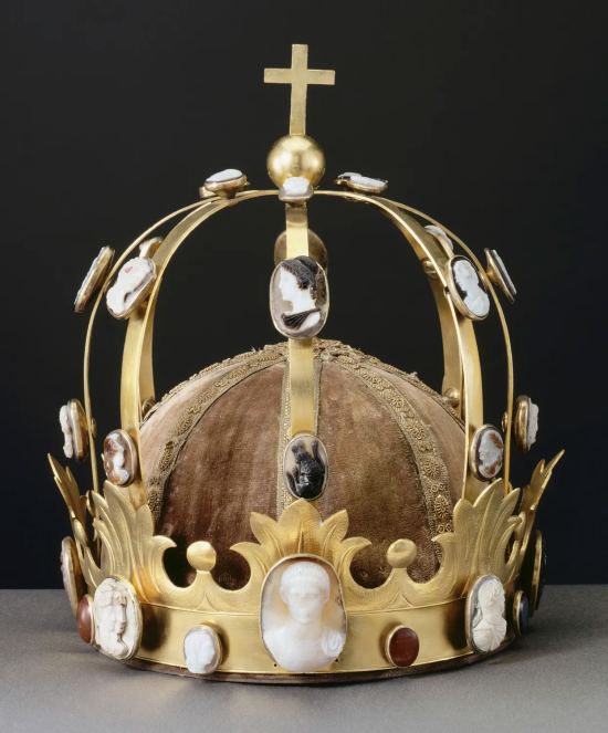 Couronne aux camées, dite Couronne de Charlemagne, réalisée par Martin-Guillaume Biennais, d'après Charles Percier (1804)