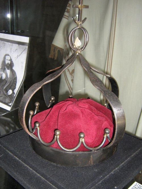 La couronne d'acier d'Antoine de Tounens, visible au musée de Tourtoirac (Dordogne)