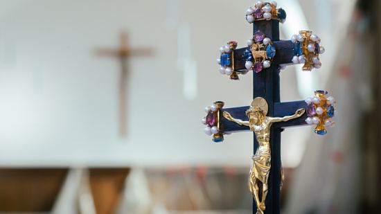 Chaque face de la Vraie Croix d'Anjou présente un Christ en or massif, surmonté d'un agneau sur l'une et d'une colombe sur l'autre. Les extrémités de la croix sont recouvertes d'or. Elle contient en plus 17 rubis et 19 saphirs