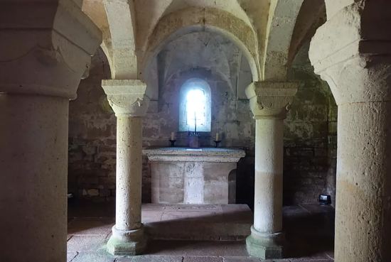 La crypte, située sous le chœur, est semi-enterrée. Composée de trois travées voutées et de 4 colonnes, elle fait de l'église de Grandecourt une rareté en Franche-Comté
