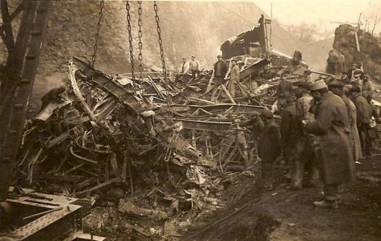 Photographie des opérations de déblaiement montrant les débris des voitures du train accidenté