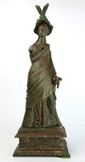 Statuette de la déesse avec son casque après nettoyage