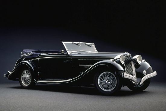 Au Salon de 1935, Delahaye présente la 135 sous deux configurations mécaniques en 18 CV sport, six cylindres en ligne de 3 227 cm3. Elle est équipée soit d'un seul carburateur, ou de trois carburateurs