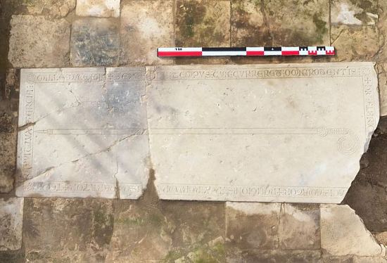 L'épitaphe gravée en latin sur la dalle de la sépulture d'Albéric de Braine découverte sur le chantier de fouilles de l'abbaye Saint-Médard à Soissons apporte une date précise dans l'histoire de l'édifice