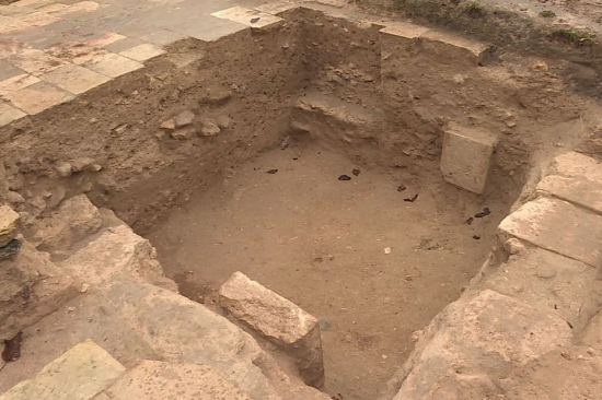 La tombe d'Albéric de Braine découverte sur le chantier de fouilles de l'abbaye de Saint-Médard à Soissons dans l'Aisne était située près de la nef de l'ancienne église