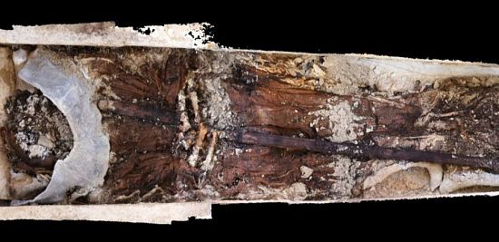 Des archéologues ont découvert sur le chantier de fouilles de l'abbaye Saint-Médard à Soissons la dépouille exceptionnellement bien conservée d'Albéric de Braine, abbé du XIIIe siècle