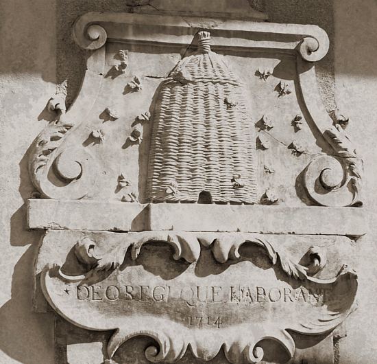 Bas-relief se trouvant sur le site de l'ancienne Manufacture royale des cires