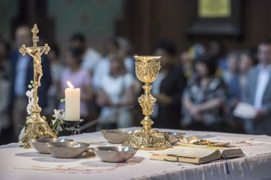 Objets liturgiques posés sur l'autel, lors de la célébration de l'Eucharistie