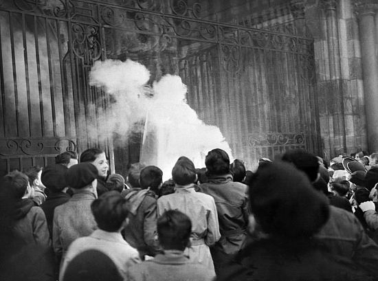 L'effigie du Père Noël pendue aux grilles de la cathédrale et brûlée sur le parvis par les patronages catholiques, à Dijon le 24 décembre 1951