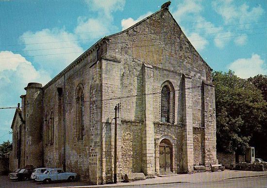 Église d'Angles (Vendée) avec la statue de l'ours au sommet