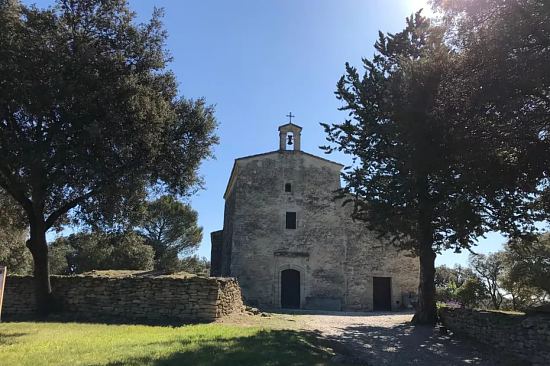 Située un peu à l'écart du village d'Aubais dans le Gard, l'église Saint-Nazaire a été édifiée au haut Moyen Âge