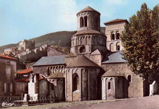 Église abbatiale de Cruas. En arrière-plan : le château féodal