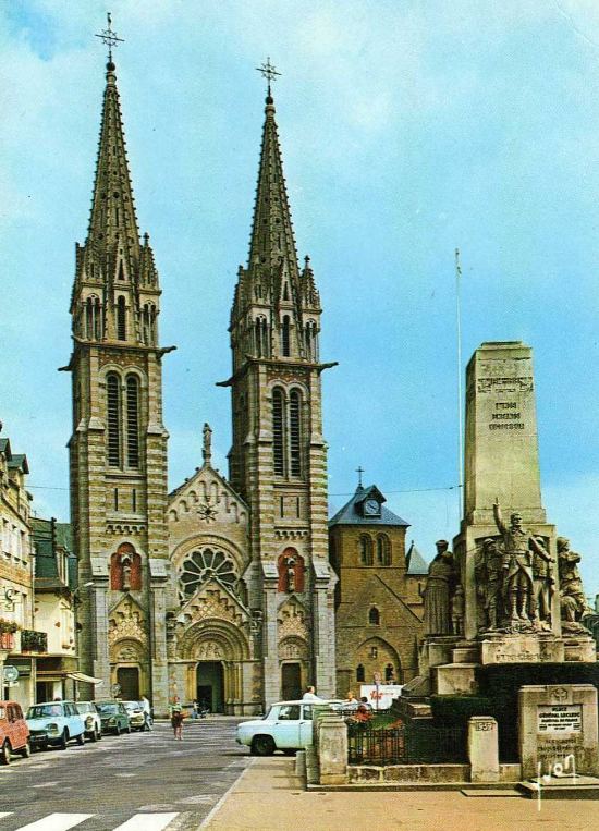 La Ferté-Macé : église et place du Marché