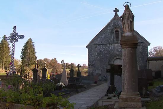 L'église de Grandecourt est située dans la vallée de la Saône, 20 km à l'est de Vesoul