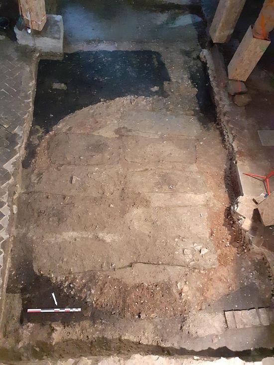 Vestiges de l'édifice interprété comme pouvant être l'oraturium de 1298, ultérieurement recoupés par des sépultures installées dans la nef du XVe siècle