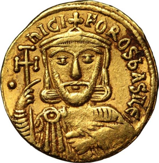 Solidus de Nicéphore Ier (803-811), portant le buste couronné de face de l'empereur byzantin, vêtu de la chlamyde, tenant de la main droite une croix potencée et la mappa de la main gauche