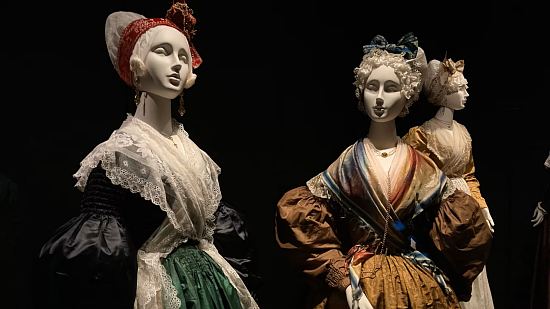 Dans la grande galerie du Musée de la mode et du costume d'Arles, juillet 2025