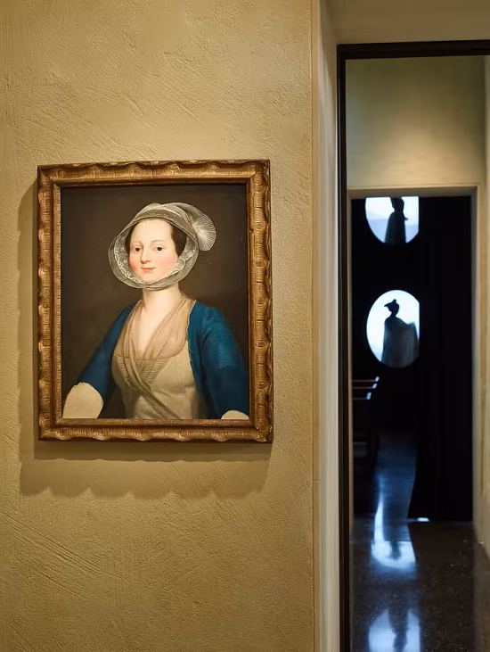 Un portrait du peintre Antoine Raspal au Musée de la mode et du costume d'Arles, juillet 2025