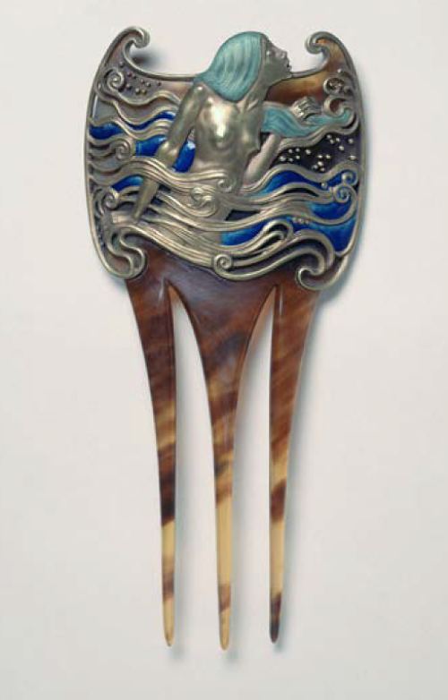 Exposition Dessins de bijoux. Les secrets de la création au Petit Palais : Vever Frères, d'après un modèle d'Eugène Grasset, Peigne Naïade, vers 1900. Écaille, or repoussé, émail cloisonné translucide et opaque