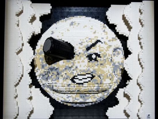 Un tableau en Lego rendant hommage à la célèbre affiche du Voyage dans la Lune, film de Georges Méliès