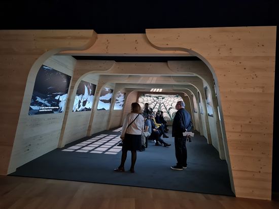 Dispositif scénique reproduisant la cale d'un navire dans l'exposition