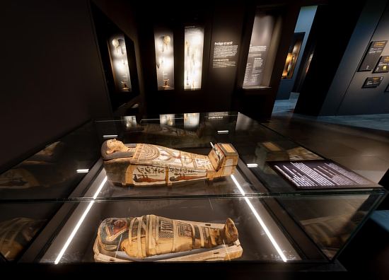 Momie d'enfant et cercueil. Égypte, Antinoé, époque Ptolémaïque (310 à 30 avant J.-C.)