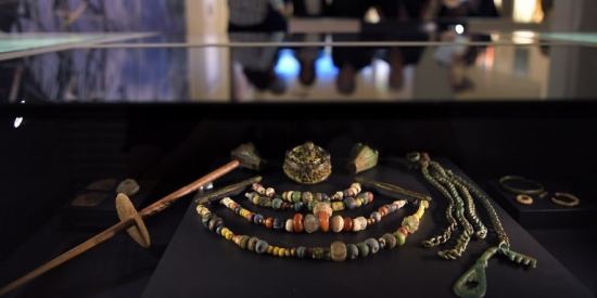 Collier de verre et de bronze viking, à l'exposition Nous les appelons Vikings à Nantes (2018)