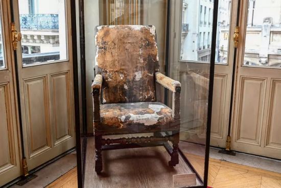Fauteuil en bois sur lequel Molière a agonisé durant une représentation du Malade imaginaire