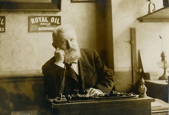Fernand Forest à son bureau. Photographie datant du début du XXe siècle