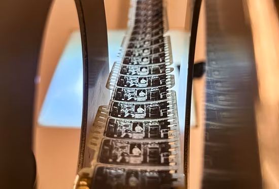 Pellicule du film muet français de Georges Méliès, Gugusse et l'Automate, datant de 1897, visionnée au Packard Campus du Centre national de conservation audiovisuelle de la Bibliothèque du Congrès, à Culpeper, en Virginie, le 2 avril 2026
