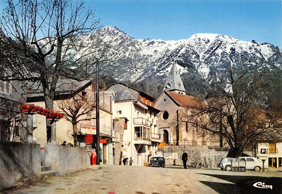 Saint-Firmin (Hautes-Alpes). Au fond, la montagne du Grun