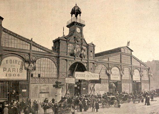 Première foire de Paris tenue au Marché du Temple. Photographie publiée dans Le Monde illustré du 26 mars 1904