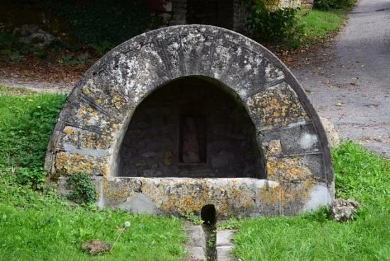 Fontaine de Commagny (commune de Moulins-Engilbert, Nièvre)