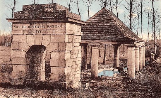 Fontaine Henri-IV. Monument commémoratif, sur le champ de bataille, à 800 m à l'est de Fontaine-Française, sur la route de Saint-Seine-sur-Vingeanne