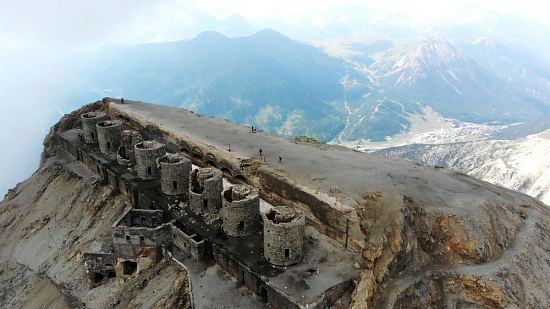 Ruines du fort du mont Chaberton dans le massif des Cerces (Montgenèvre, Hautes-Alpes)