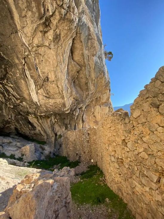 La forteresse présente un très beau mur de courtine et possède plusieurs éléments uniques comme une barbacane (poste de défense avancé) et une vire (avancée étroite faisant saillie) longue de 50 mètres