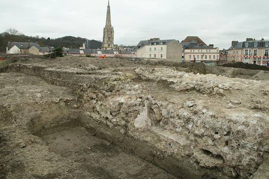 Partie du rempart reconstruite à l'époque moderne (vers le XVIe-XVIIe siècle). Les fondations sont en blocs calcaire, tandis que l'élévation, au second plan, est en assises de silex scandées par des harpes en calcaire