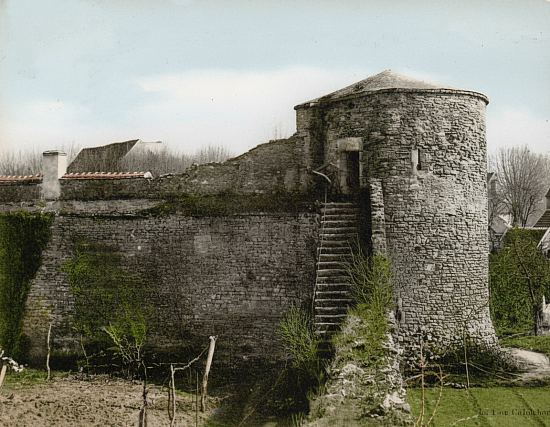 Tour Jeanne d'Arc, appartenant aux anciennes fortifications de Saint-Pierre-le-Moûtier. Carte postale (colorisée ultérieurement) éditée au début du XXe siècle